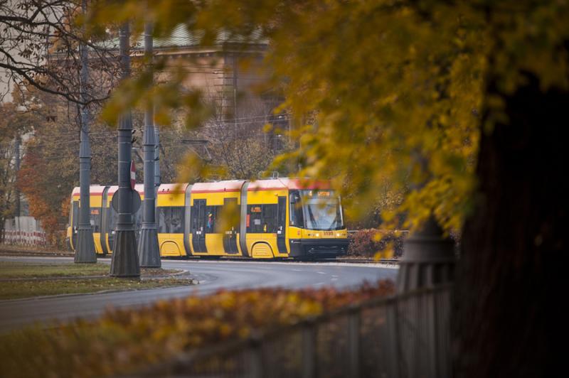 zdjęcie tramwaju jesienią