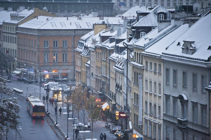 zdjęcie zaśnieżonego Krakowskiego Przedmieścia z lotu ptaka