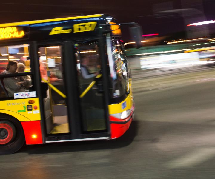 Zdjęcie autobusu w nocy