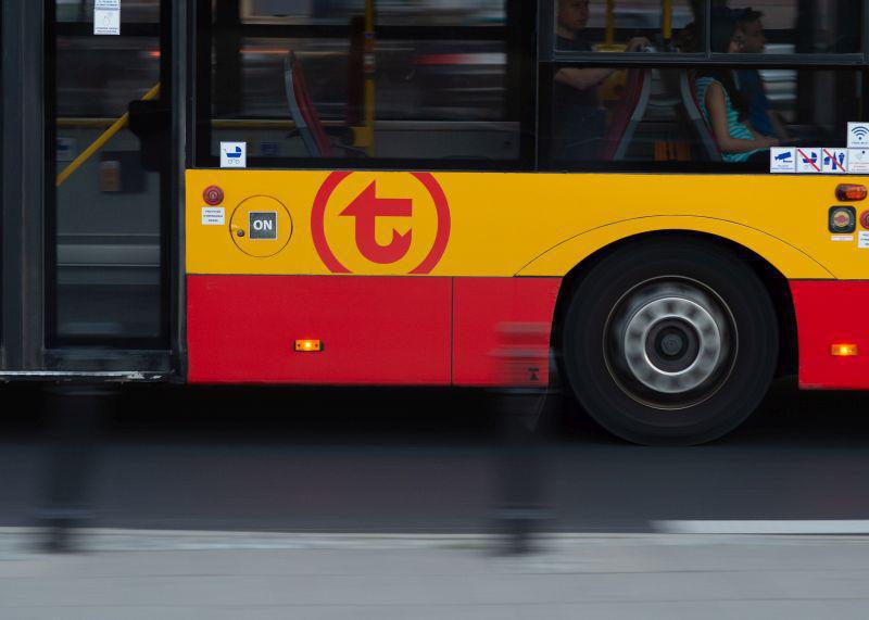 zdjęcie boku autobusu z logotypem WTP
