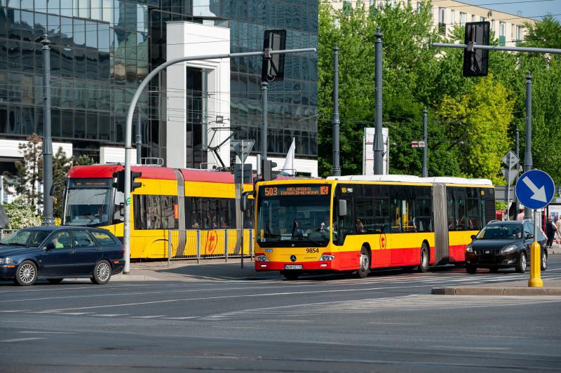 zdjęcie autobusu i tramwaju na placu Bankowym