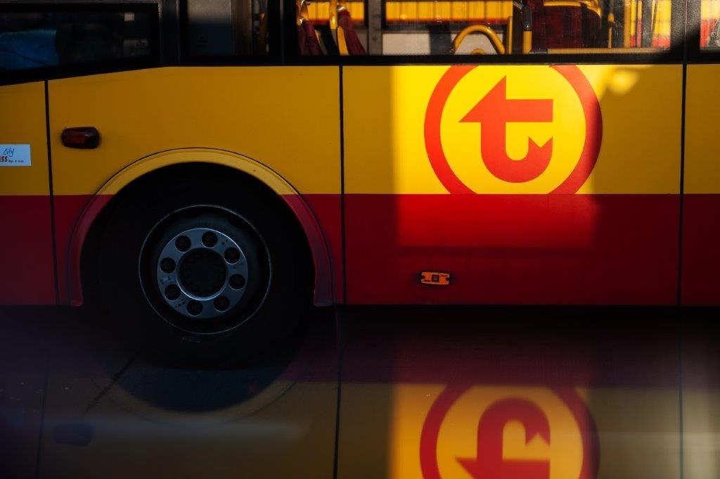 zdjęcie logo WTP na boku autobusu