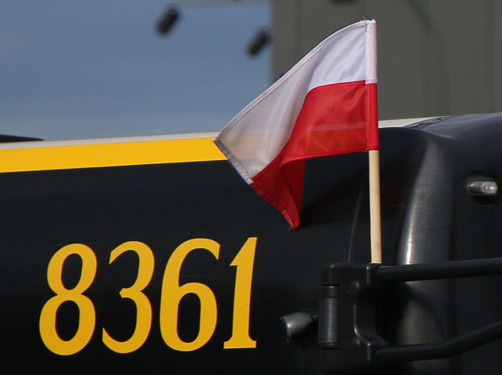 zdjęcie flagi Polski przyczepionej do czoła autobusu