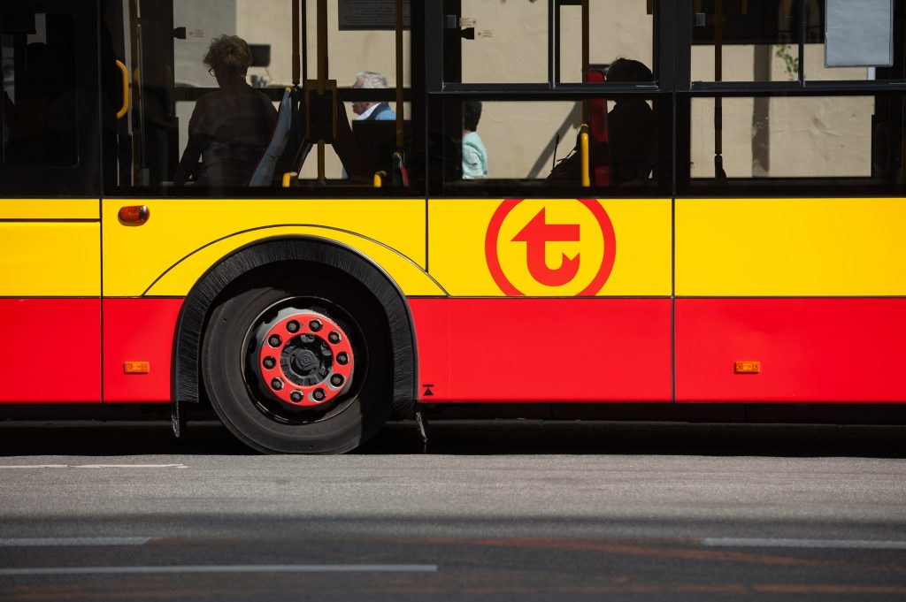 zdjęcie boku autobusu z widocznym logotypem WTP
