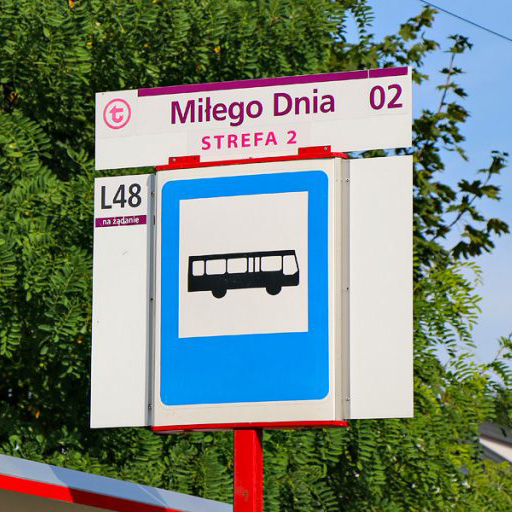 Znak przystanku autobusowego, w którego skład wchodzi duża tablica ze znakiem drogowym, logo WTP, nazwa przystanku, numer słupka i numery linii, które się tam zatrzymują. Przystanki graniczne lub znajdujące się w ftrefie 2. posiadają dodatkową informację tego typu.