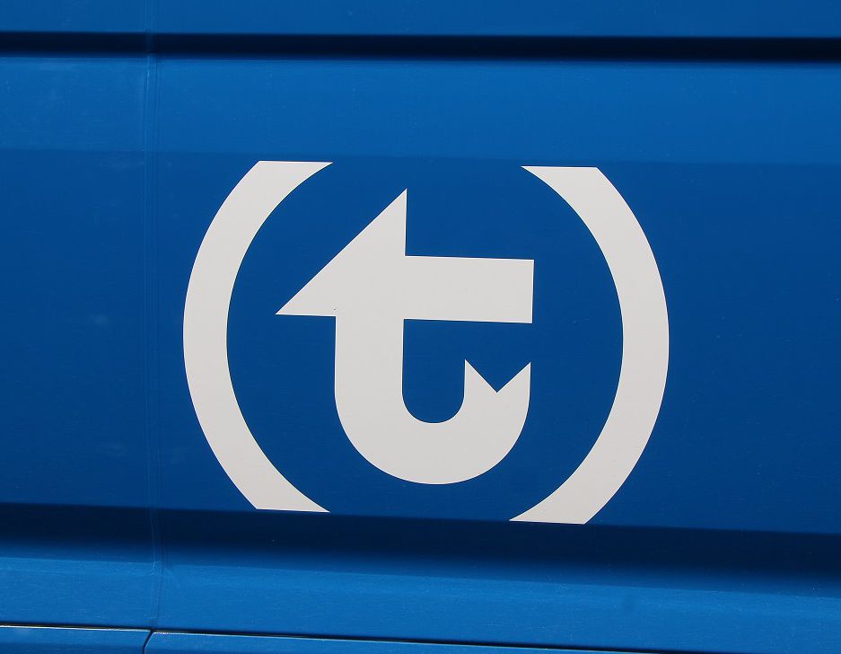 zdjęcie logotypu WTP na burcie autobusu typu L