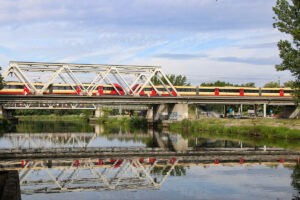 Zdjęcie pociągu SKM na moście nad Kanałem Żerańskim