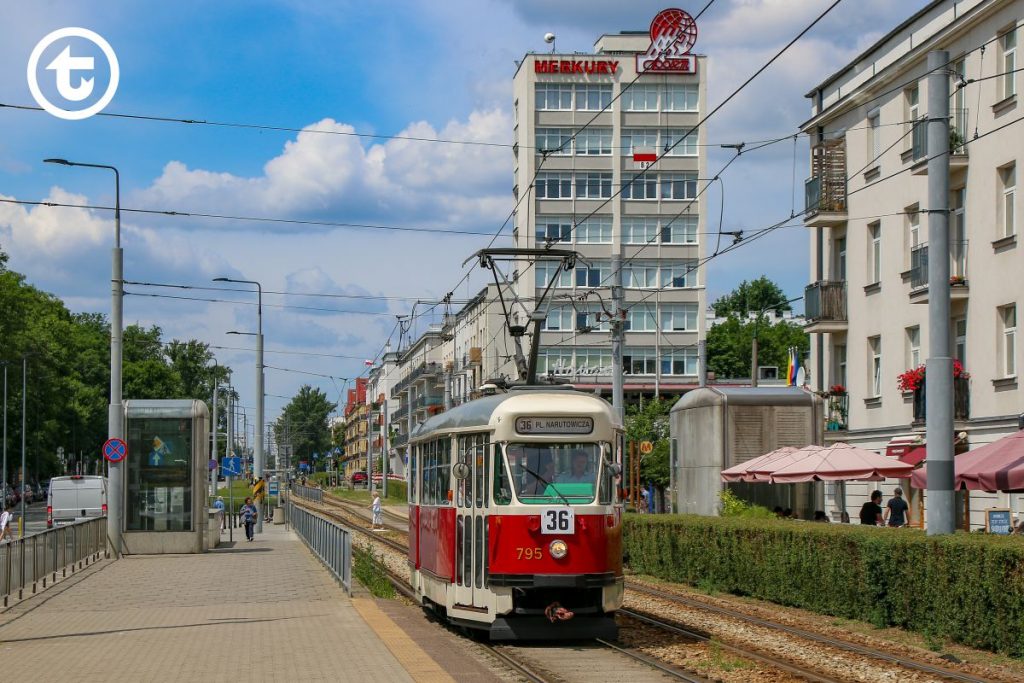 Zdjęcie tramwaju linii 36 jeżdżącego w ramach Warszawskich Linii Turystycznych (WLT)