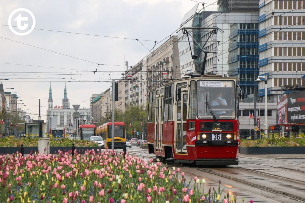 Zdjęcie tramwaju linii 36 jeżdżącego w ramach Warszawskich Linii Turystycznych (WLT)