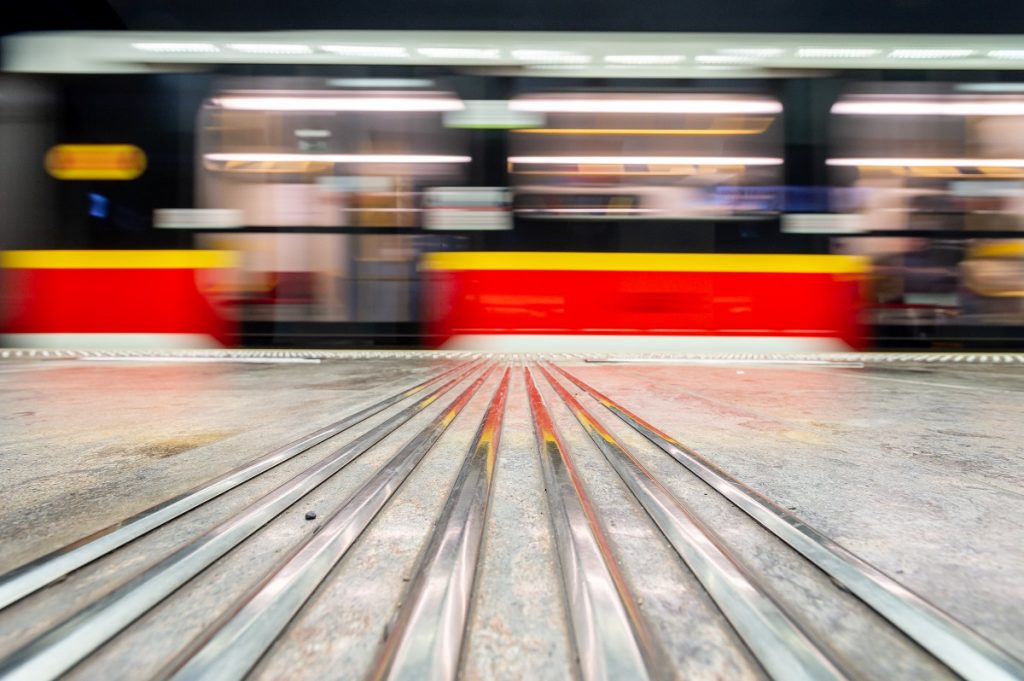 Zdjęcie jadocego pociągu na stacji metra