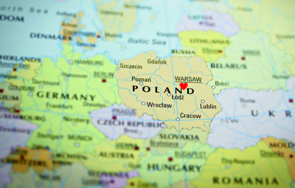 zdjęcie fragmentu mapy Europy - w centralnym punkcie znajduje się Polska, z czerwonym małym sercem w miejscu Warszawy