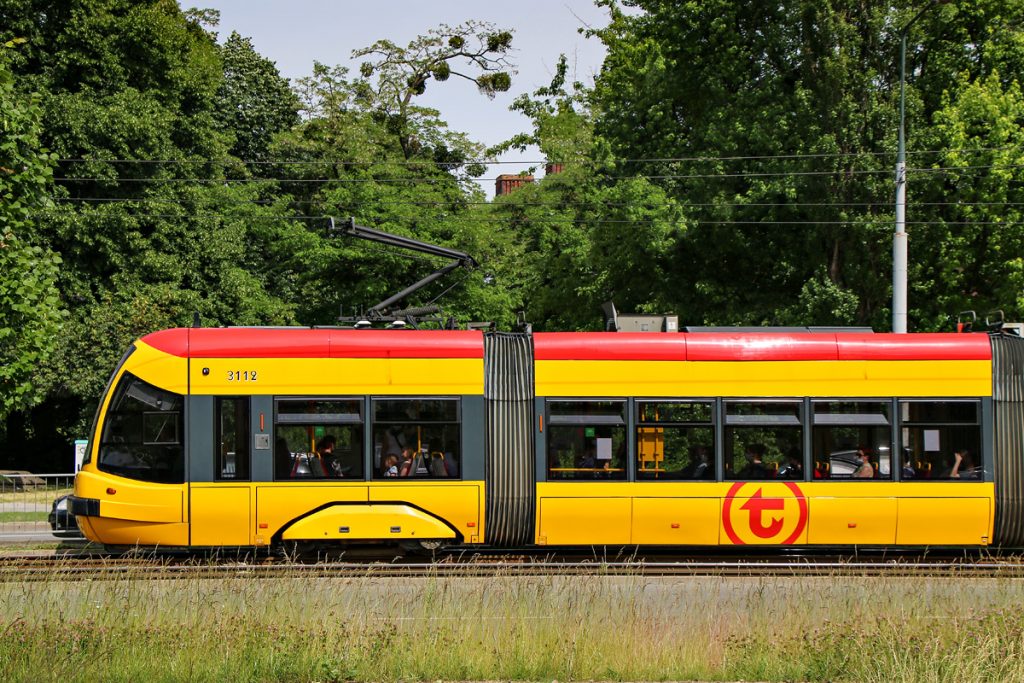 zdjęcie boku tramwaju z widocznym logotypem WTP