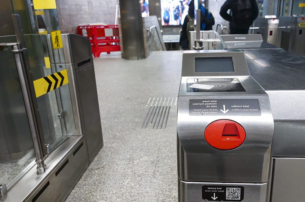 Otwarte bramki w warszawskim metrze