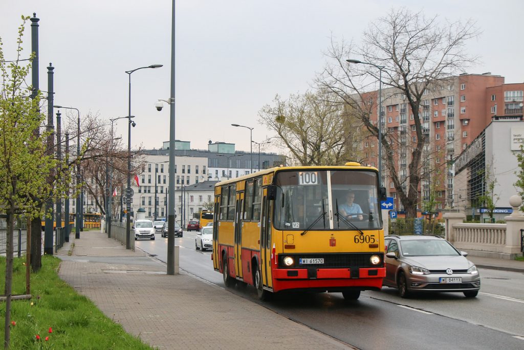 Autobus Ikarus 260 nr 6905 na linii 100