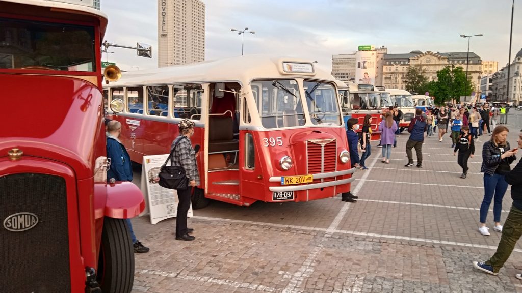 zdjęcie zabytkowych autobusów na Placu Defilad