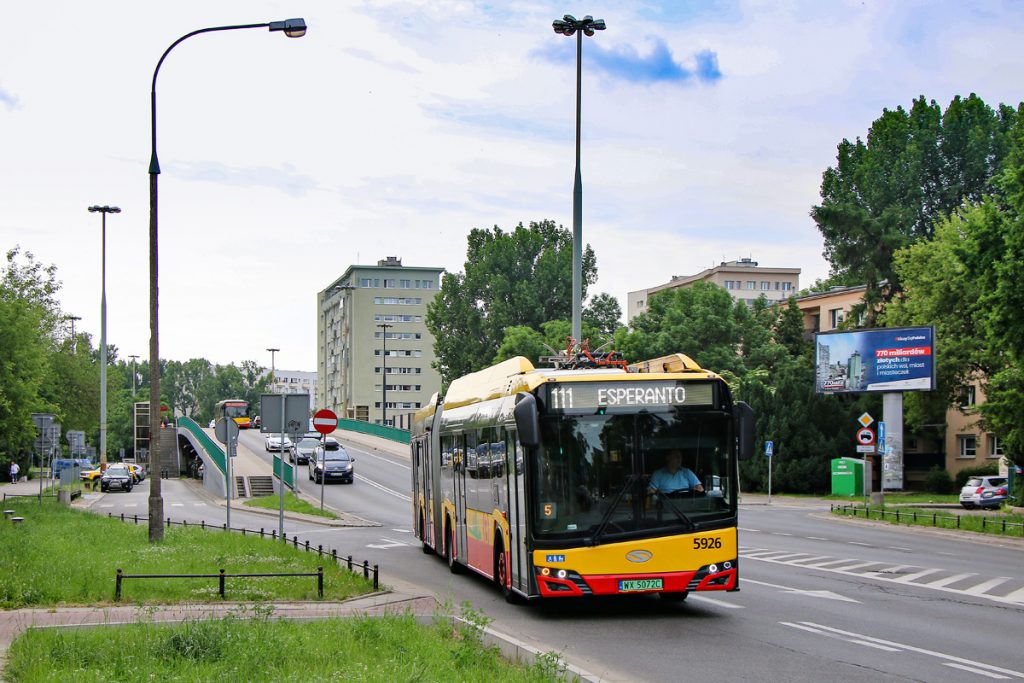 elektryczny autobus linii 111 na ulicy Saskiej
