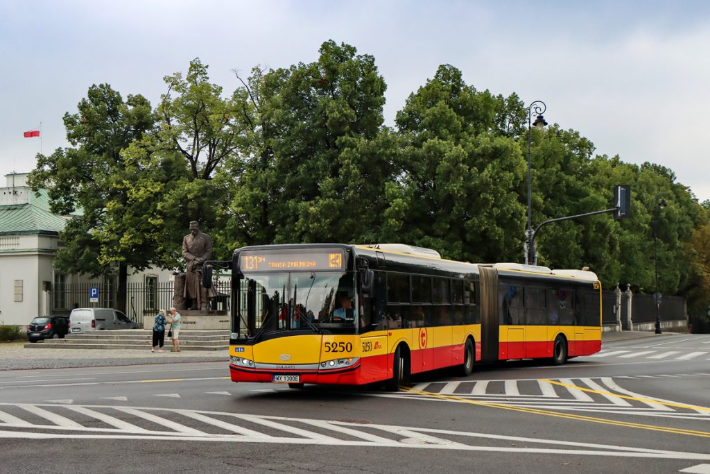 żółto-czerwony autobus linii 131 skręcający z ul. Belwederskiej w ul. Bagatela
