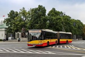 żółto-czerwony autobus linii 131 skręcający z ul. Belwederskiej w ul. Bagatela