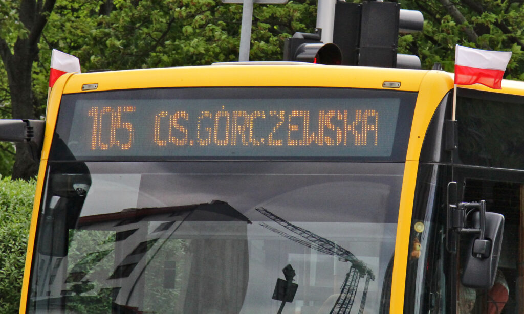 Autobus linii 105 z flagami narodowymi