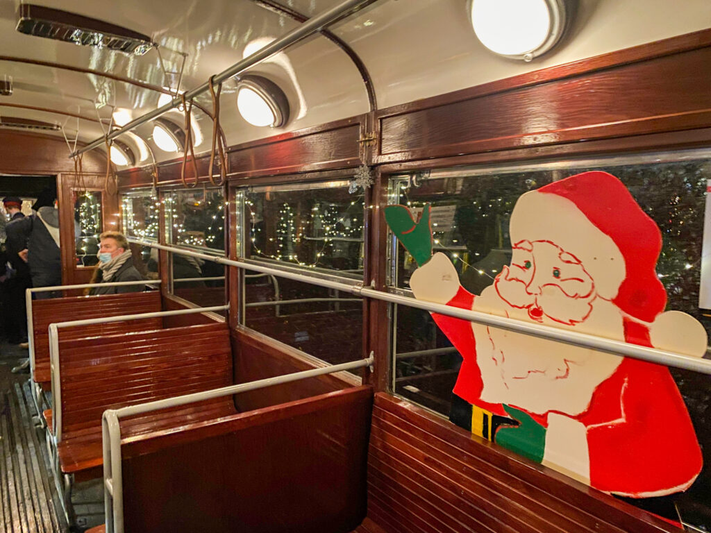 wnętrze mikołajkowego tramwaju typu K, widoczne lampki świąteczne oraz wizerunek świętego Mikołaja