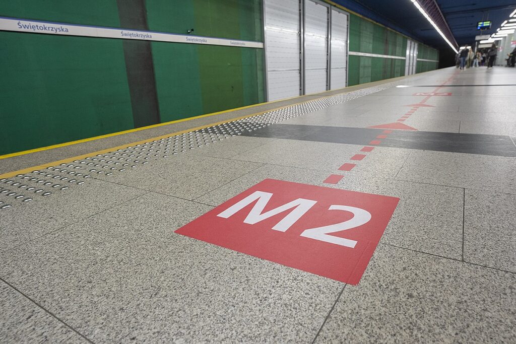 ścieżki prowadzące do linii M2 na stacji metra Świętokrzyska
