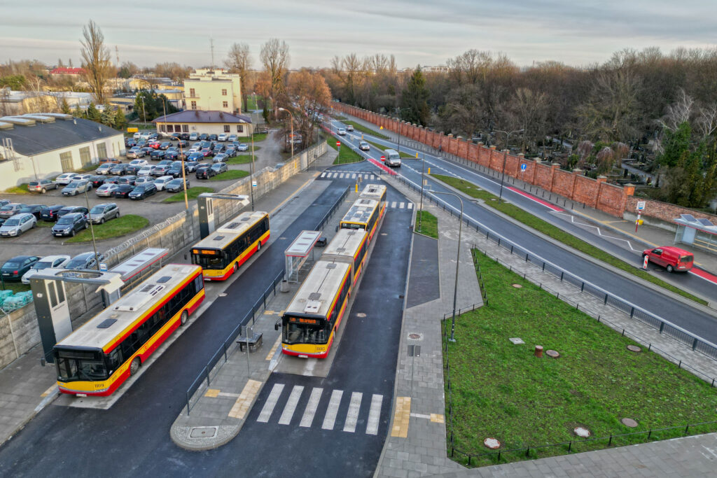 autobusy linii 136 i 106 na pętli Ostroroga