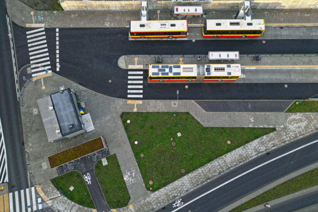 autobusy linii 136 i 106 na pętli Ostroroga
