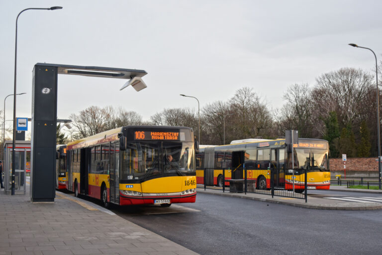 Autobusy linii 106 i 136 na nowej pętli przy ulicy J. Ostroroga