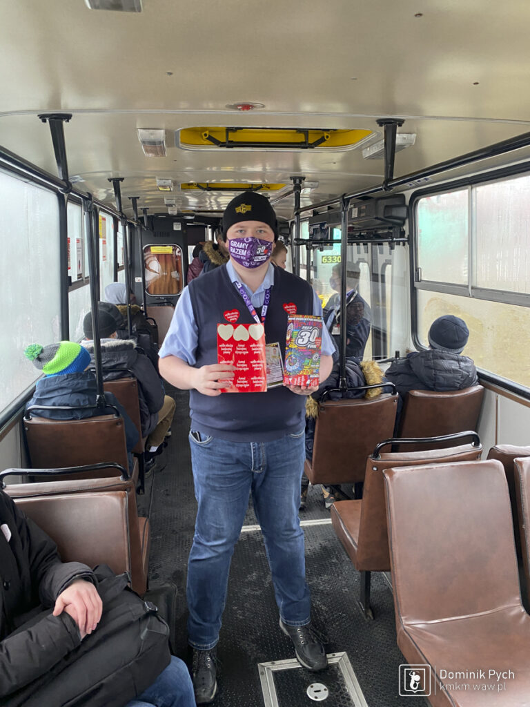 konduktor Klubu Miłośników Komunikacji Miejskiej kwestujący w zabytkowym autobusie na rzecz Wielkiej Orkiestry Świątecznej Pomocy
