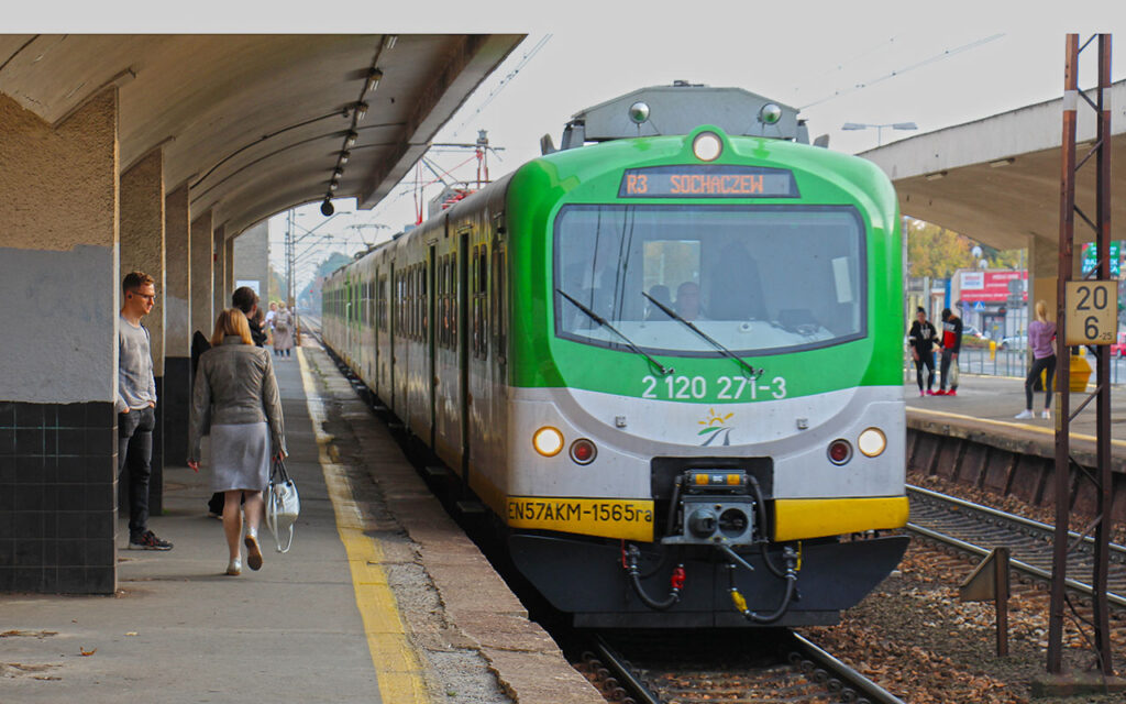 Pociąg kolei mazowieckich na stacji Warszawa Falenica