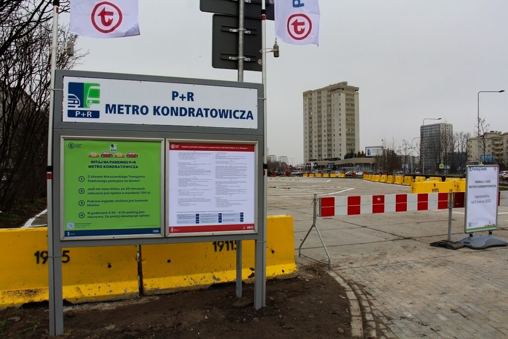 Tablica informacyjna przy parkingu P+R Metro Kondratowicza