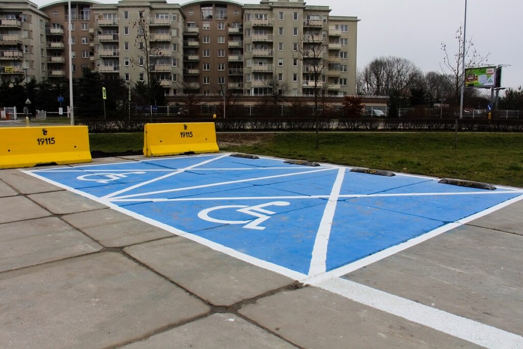 Miejsca dla kierowców niepełnosprawnych na Parkingu P+R Metro Kondratowicza