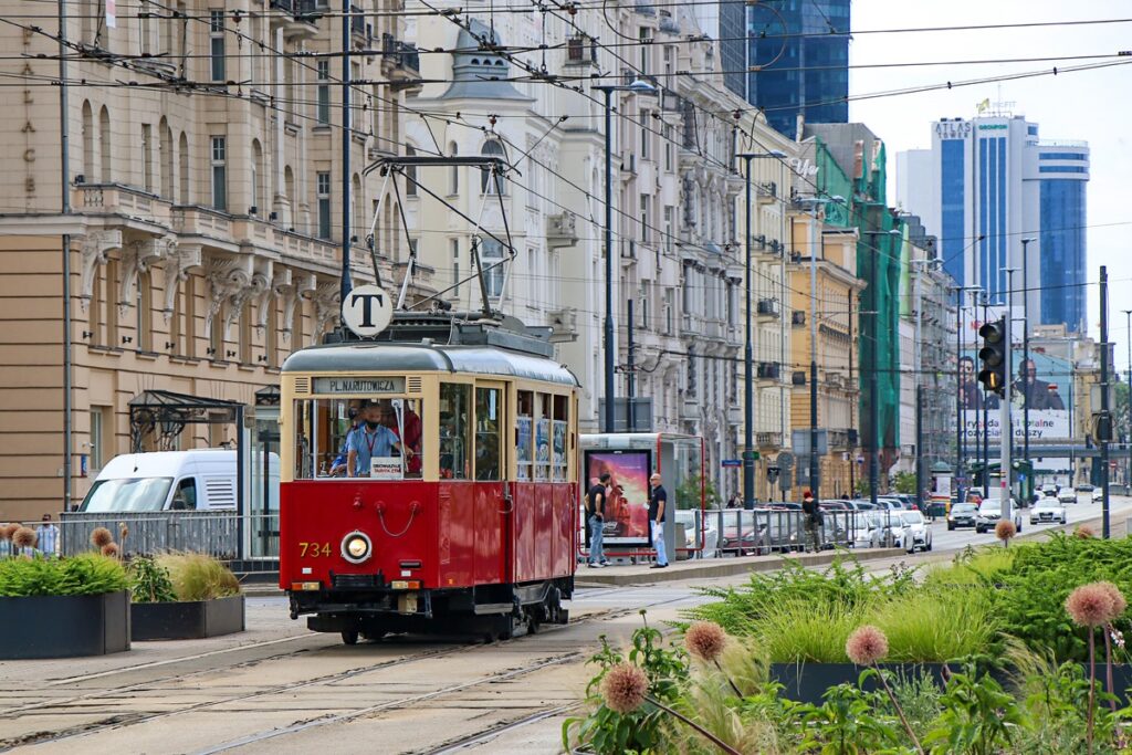 Zabytkowy tramwaj na ulicach Warszawy
