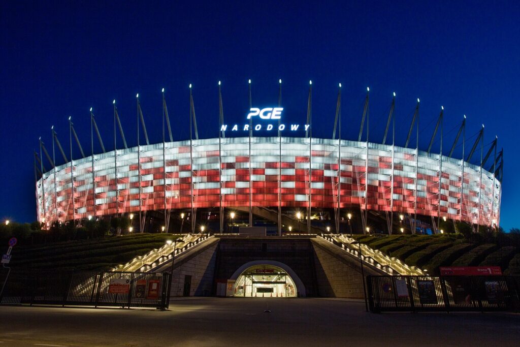 rozświetlony nocą stadion PGE Narodowy