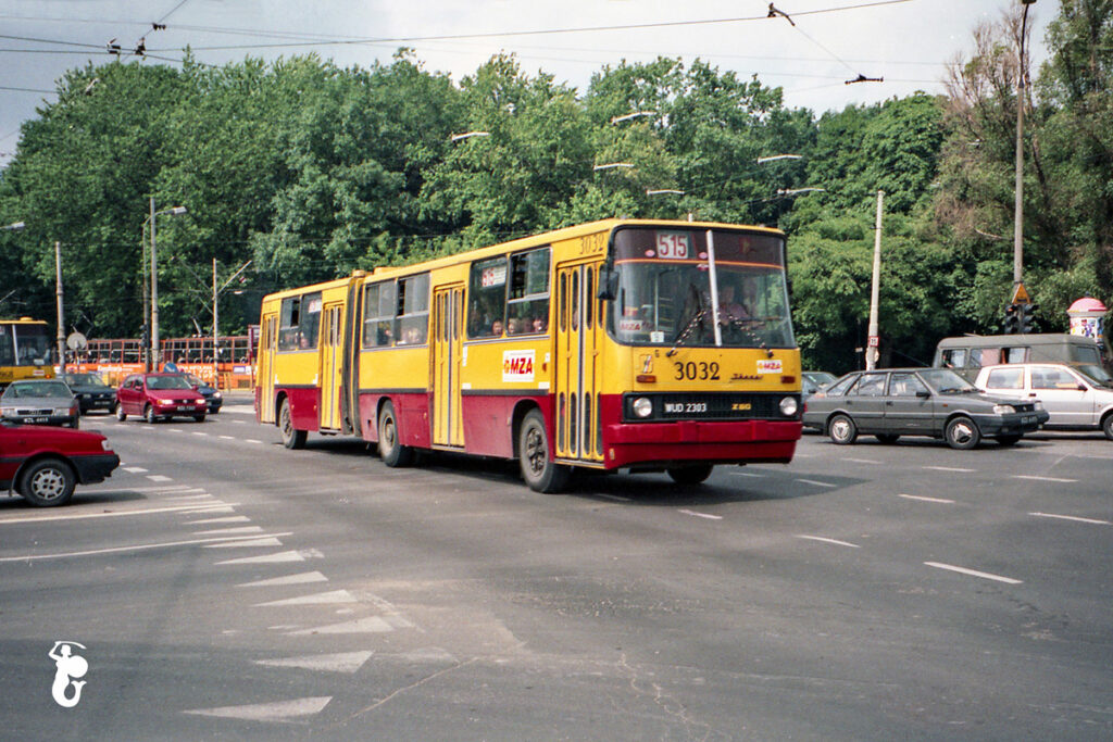 Przegubowy ikarus przejeżdża przez skrzyżowanie ul. Marszałkowskiej z Królewską