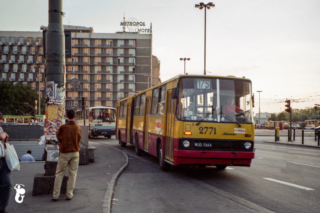żółto-czerwony ikarus podjeżdża na przystanek Centrum jako linia 175