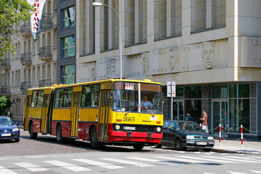 żółto-czerwony ikarus jako linia 512 na Pradze