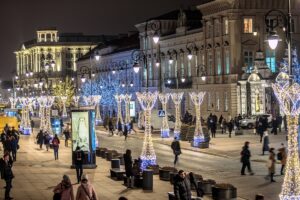 Krakowskie przedmieście wieczorem z iluminacją