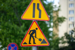 znaki drogowe informujące o robotach na drodze