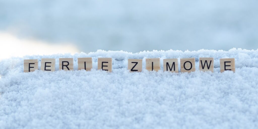 Ferie zimowe - napis z drewnianych kostek, ułożony w śniegu