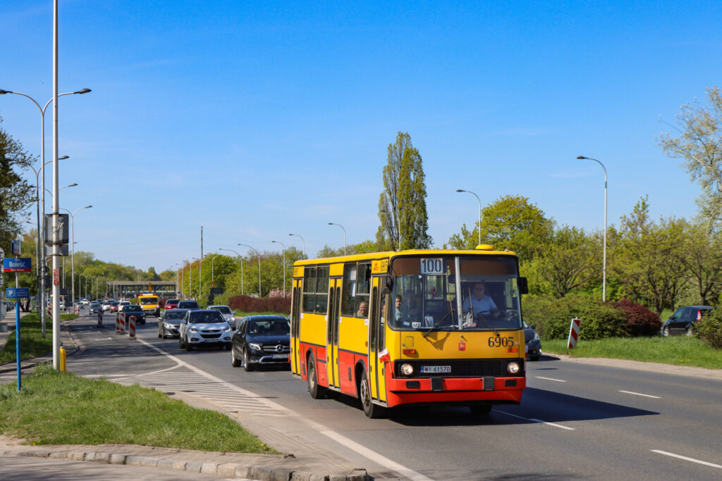 Ikarus 260 on the route 100