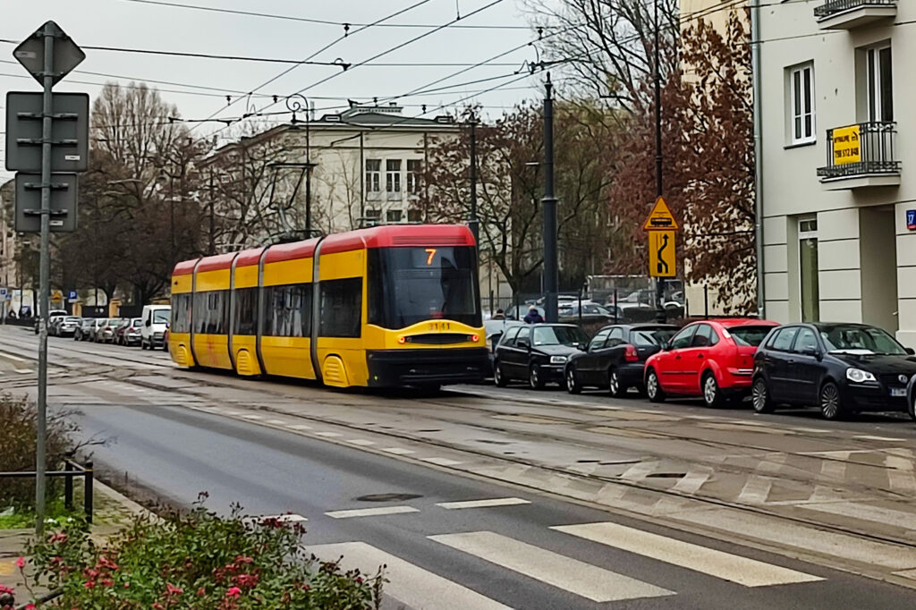 Tramwaj linii 7 na ulicy Kawęczyńskiej
