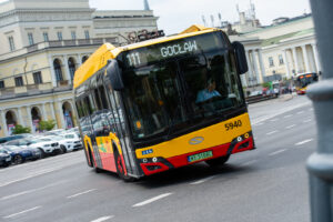 Autobus linii 111 z napisem Gocław na wyświetlaczu