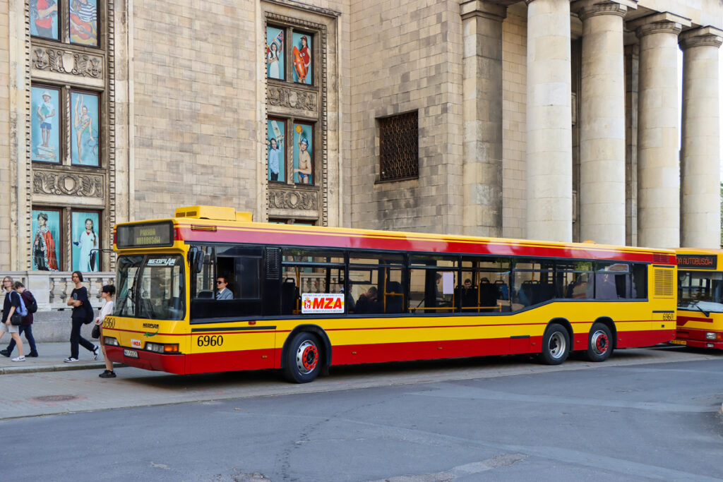 zabytkowy Neoplan N4020Tr z kolekcji Miejskich Zakładów Autobusowych
