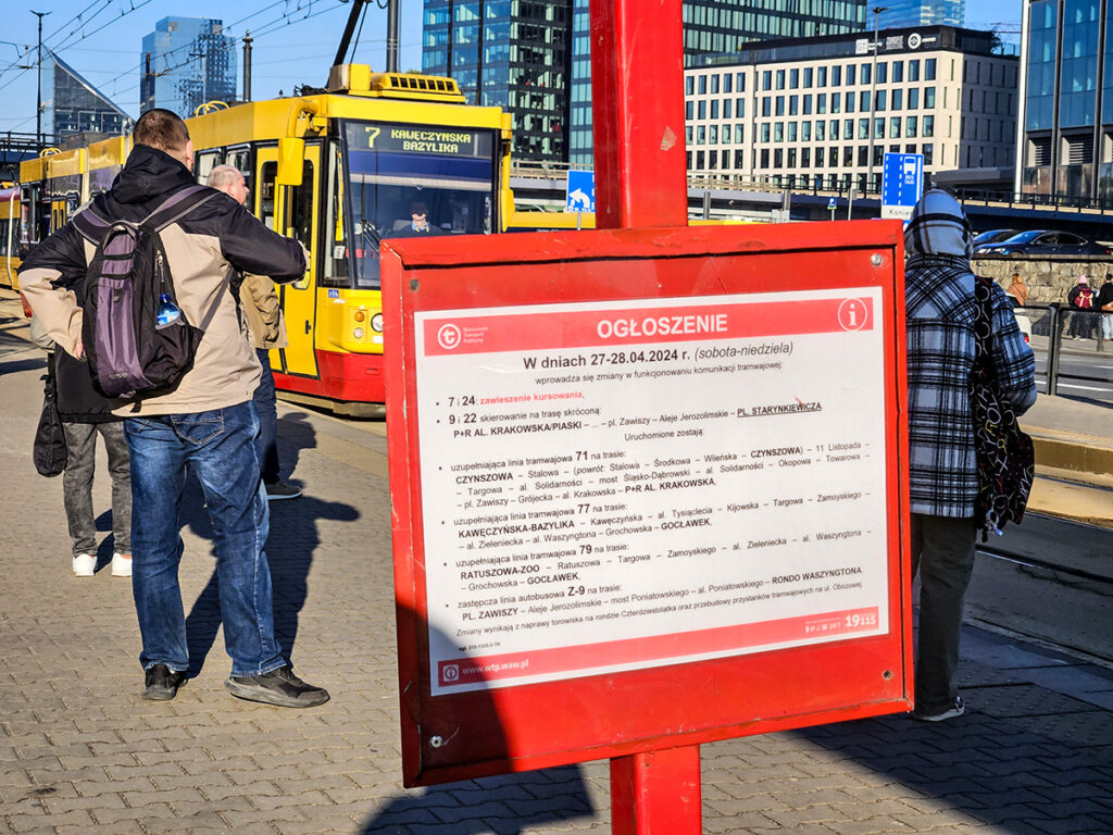 ogłoszenie o zmianach tras na przystanku tramwajowym
