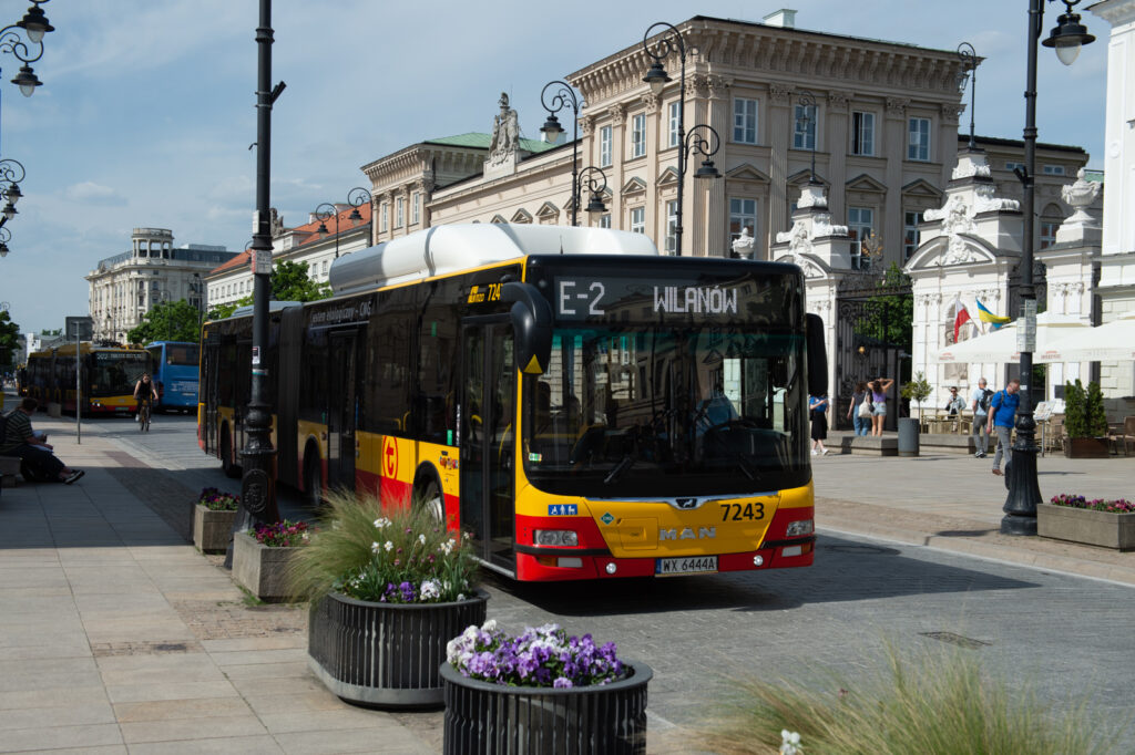 Autobus linii E-2 pod bramą Uniwersytetu Warszawskiego